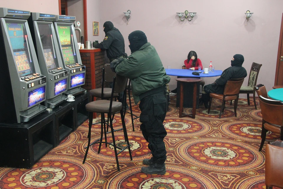 Зал с игровыми автоматами оборудовали в подвале развлекательного центра.