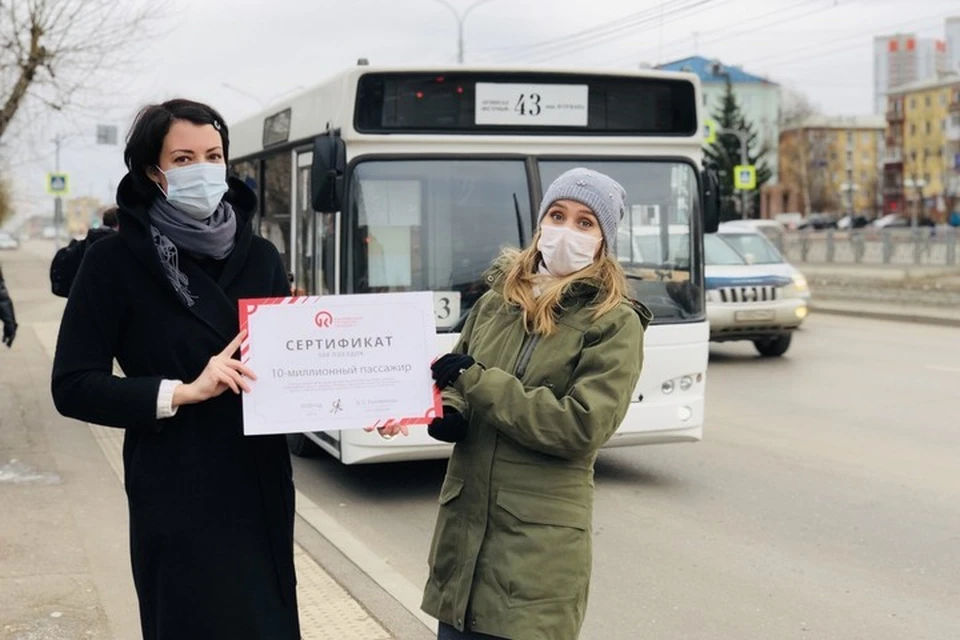 Жительница Красноярска выиграла 300 бесплатных поездок на автобусе. Фото: пресс-служба администрации города