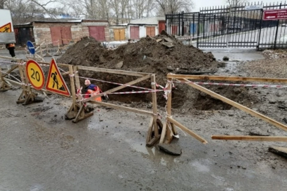 Женщина упала в глубокую траншею подземных коммуникаций тепловых сетей.