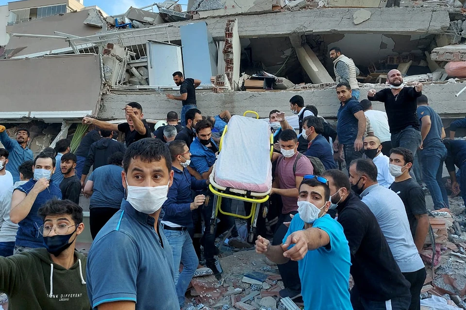 В Измире разрушено более 20-и домой и общественных зданий
