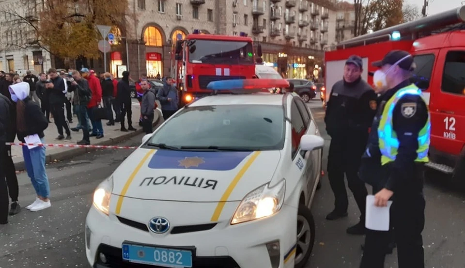 В центре Киева автомобиль въехал в остановку: два человека погибли