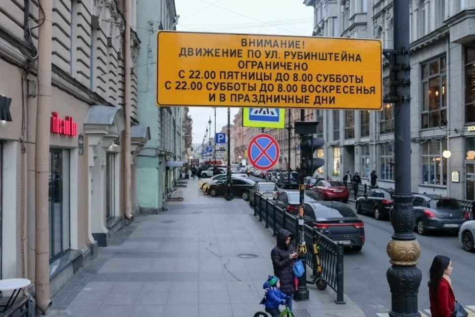 Власти Санкт-Петербурга продолжат жесткие рейды в бары и рестораны на Рубинштейна, которые работают в ночное время вопреки запрету по коронавирусу.