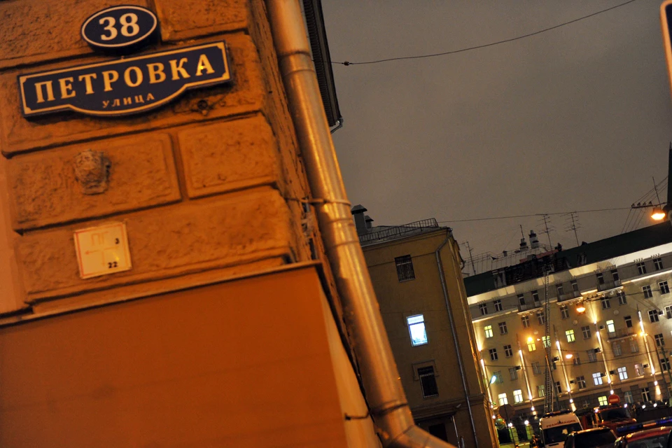 Двое полицейских, патрулировавших территорию около главного здания столичной полиции, что в самом центре на улице Петровка, 38, стали жертвами агрессивного прохожего