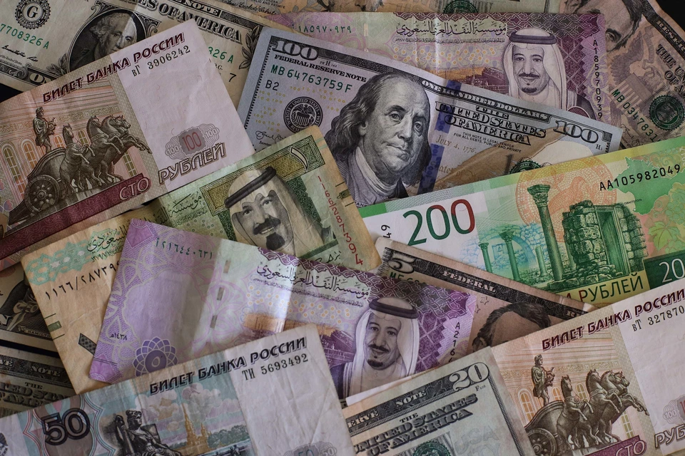 Евро впервые с 2014 года поднялся выше 93,7 рубля