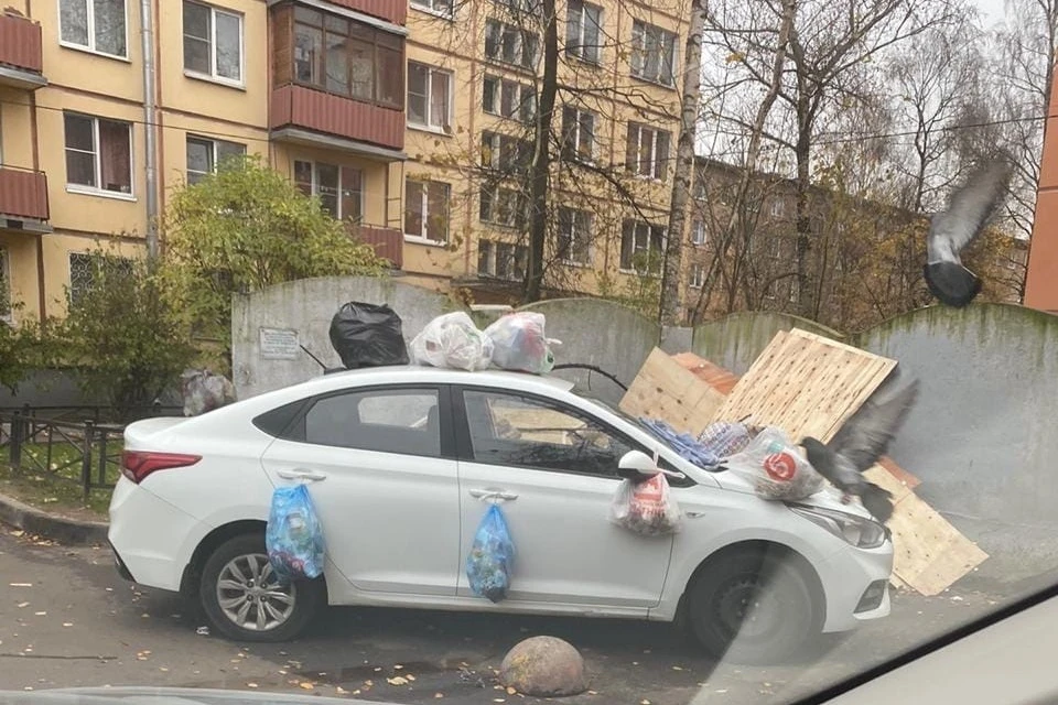 На улице Замшина кто-то "выбросил" машину на помойку. Фото: vk.com/spb_today