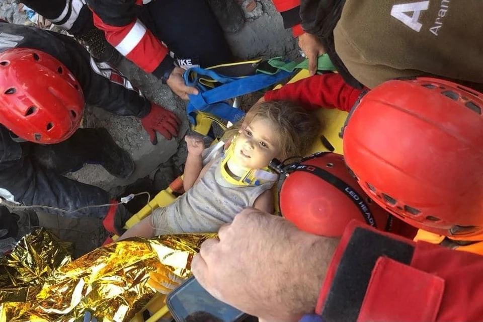 Ребенка спасли из-под завалов в Турции спустя 4 дня после землетрясения