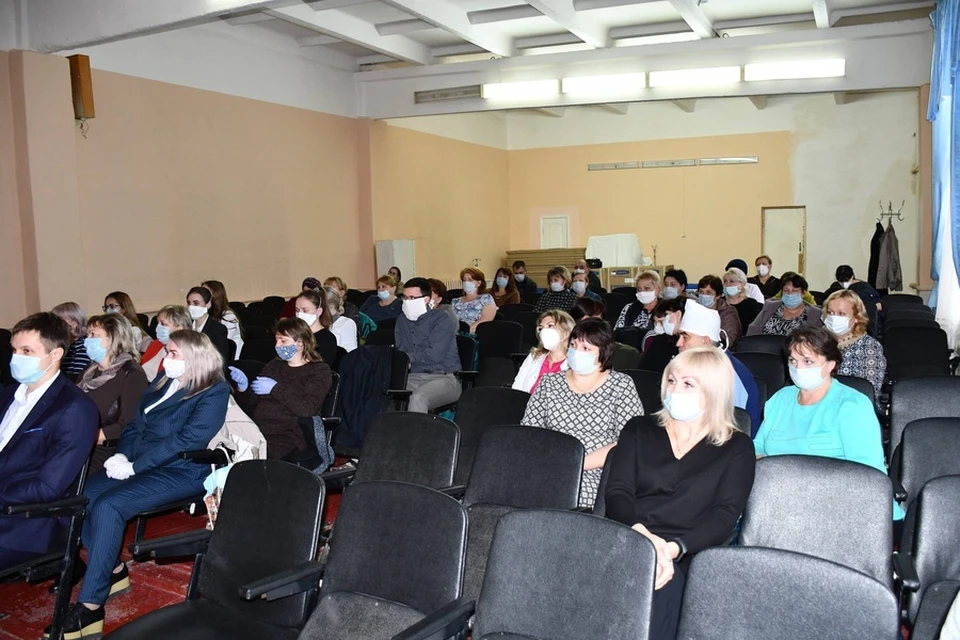 Медицинских работников Алексеевки поздравили с Днем народного единства. Фото пресс-службы администрации Алексеевского городского округа