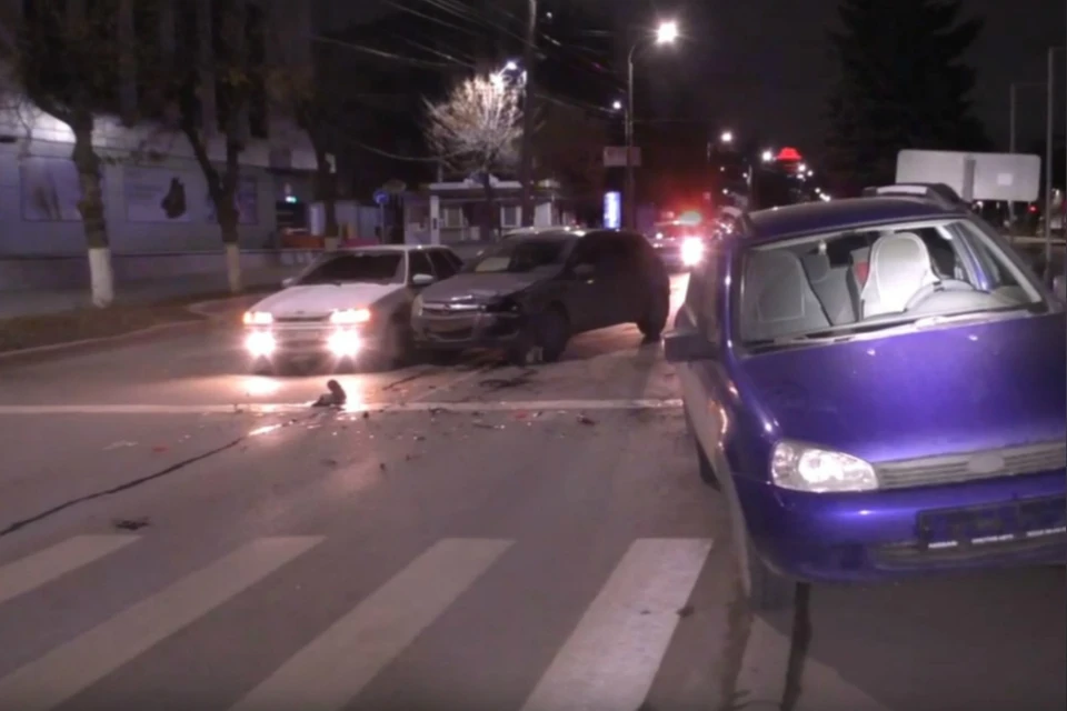 Авария произошла ночью около ТЦ «ЦУМ». Фото: vk.com/kirovmp