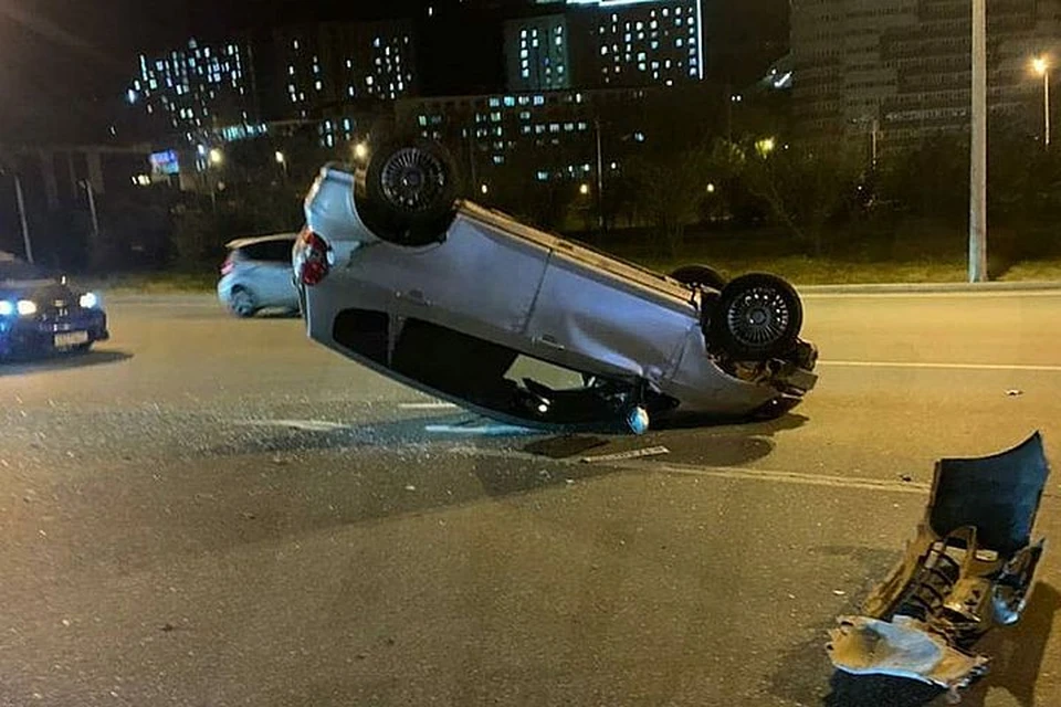 От удара машина перевернулась на крышу. Фото: AK_VDK, dps_vl