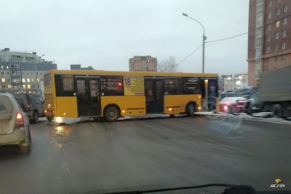 Автобус с пассажирами занесло в Новосибирске. Фото: «АСТ-54»
