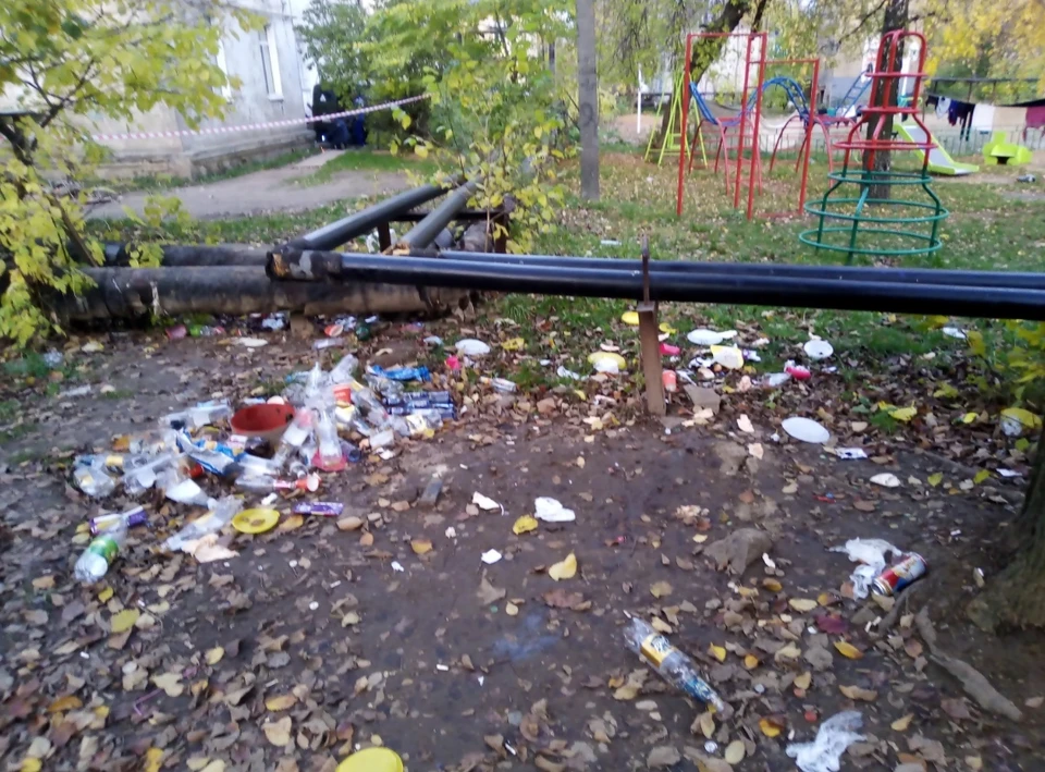 В Смоленске двор тонет в горах мусора. Фото: ВКонтакте.