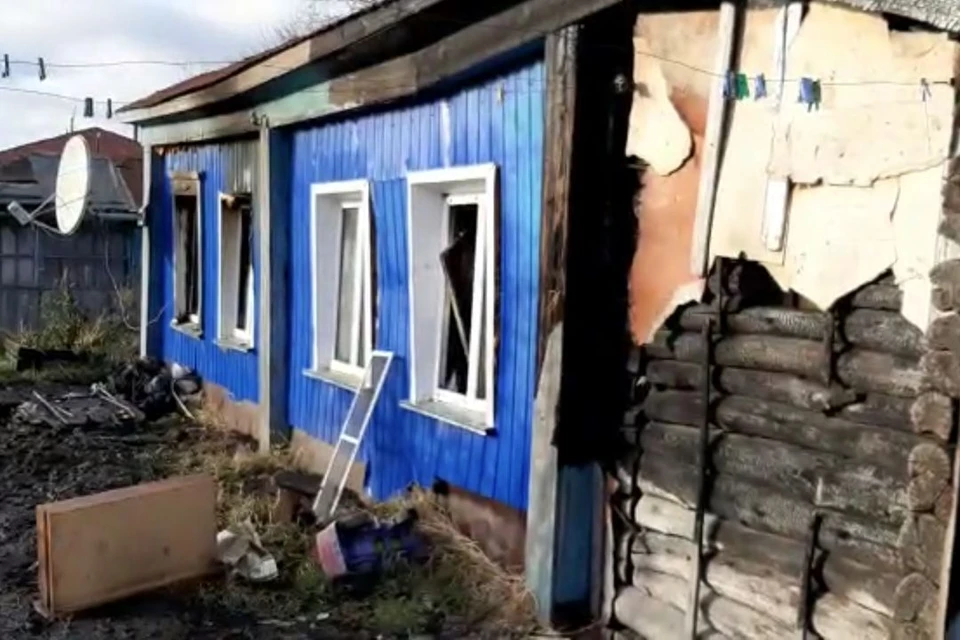 Спасатели разбирают сгоревшие конструкции дома, где во время пожара погибли пять человек. Фото: ГУ МЧС по НСО