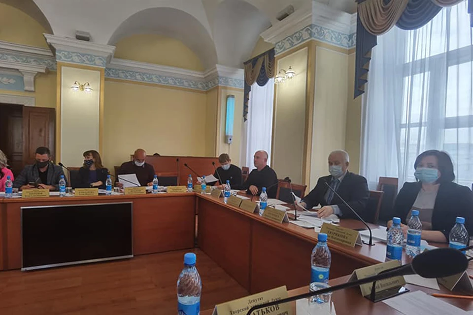 Депутат отказался надевать маску на заседании Тверской городской Думы Фото: facebook.com/maksim.zirkov
