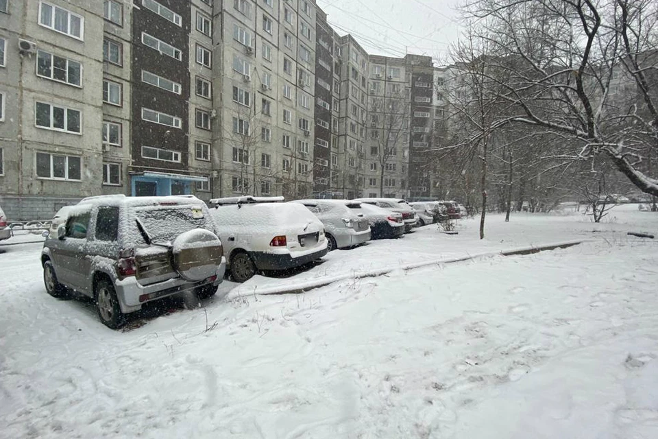 В Хабаровске в ход пошли средства против гололеда и реагенты