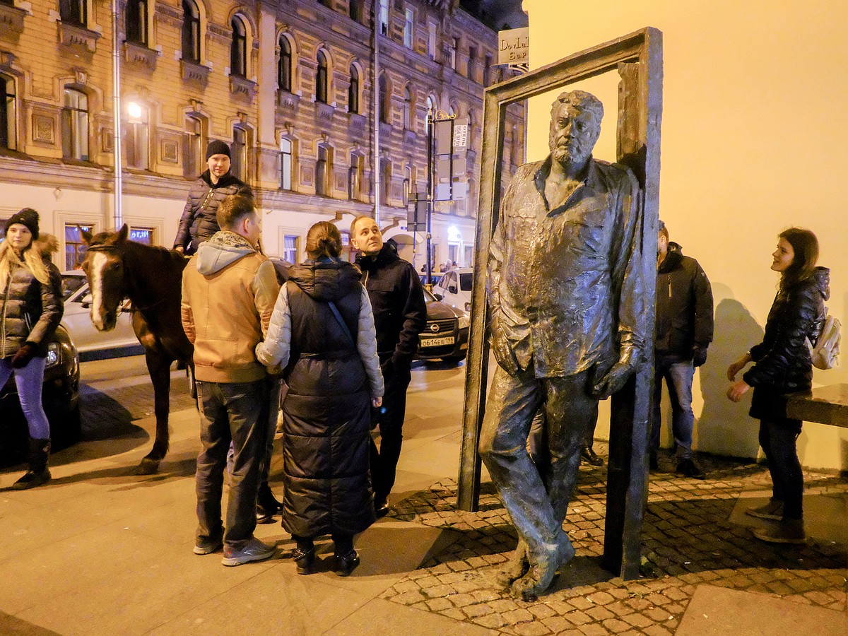 Вход по звонку, прятки от полиции и «партизанский телефон»: как улица  Рубинштейна объявила войну Смольному - KP.RU