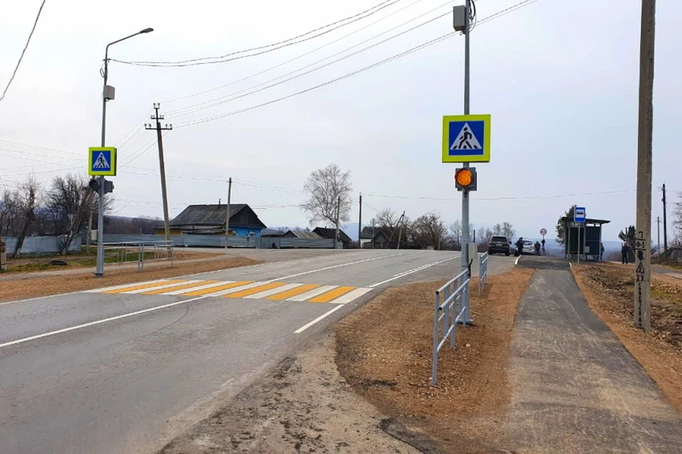 Теперь в селе Варфоломеевка на дороге есть пешеходные зоны и светофор
