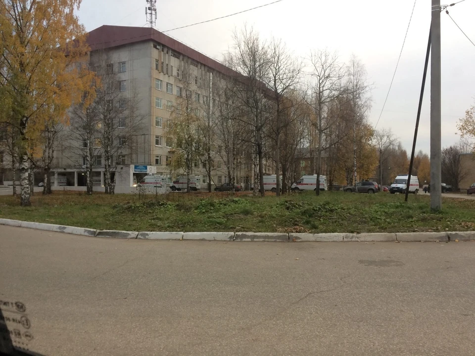 Огромная очередь из скорых выстроилась в Коми республиканскую больницу. Фото: архив КП