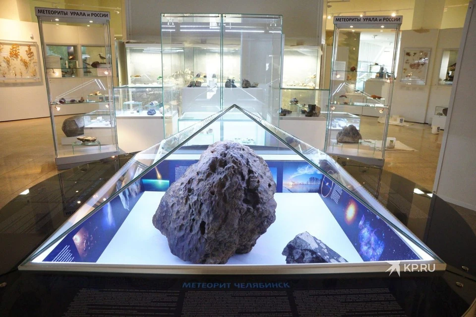 Самый крупный найденный осколок челябинского метеорита.