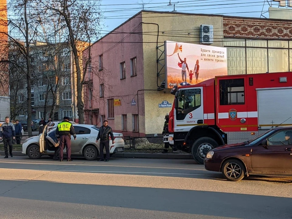 Девочка перебегала дорогу не по переходу