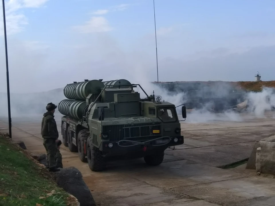 С-400 «Триумф» покидает место дислокации под дымовой завесой.