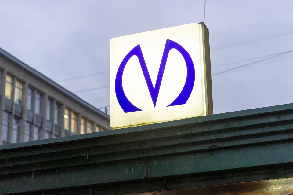Работники метро достали из-под поезда мужчину, упавшего на рельсы