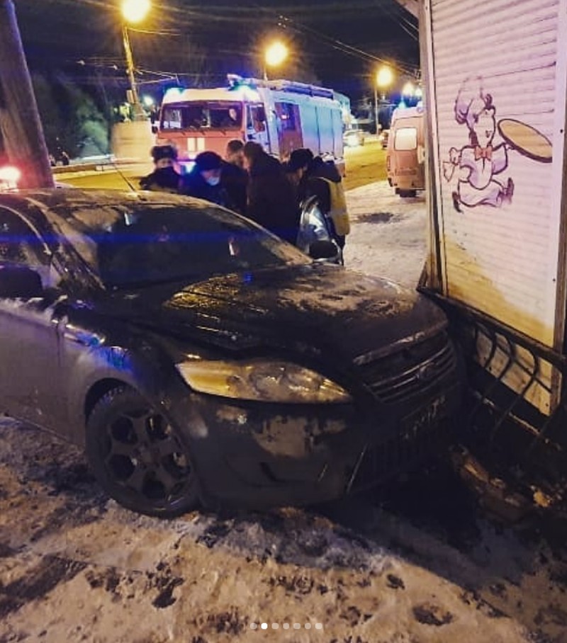Легковушка врезалась в ларек на остановке УдГУ в Ижевске фото: pss_izh