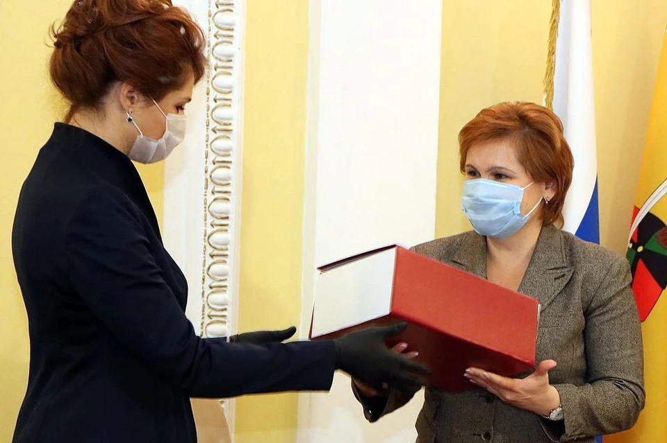 Елена Сорокина вручила Юлии Рокотянской увесистую папку будущего бюджета Рязани. И ответственность за его принятие. Фото: сайт горадминистрации.