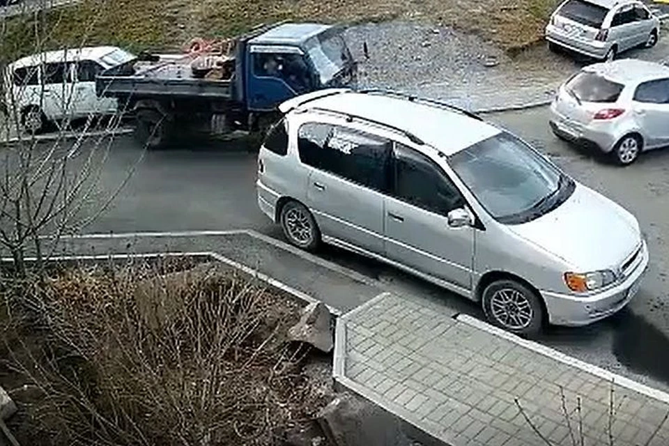 Припаркованную машину повредил грузовик