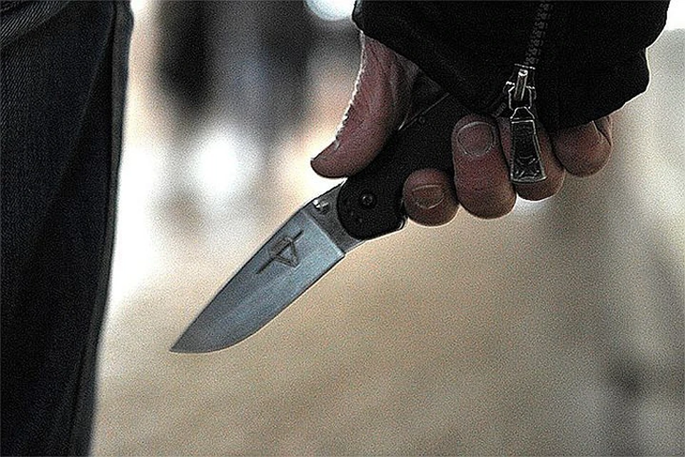 Полицейский при помощи резиновой дубинки обезоружил мужчину.