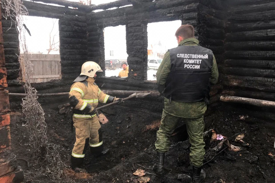 На месте работают пожарные, следователи и психолог. Фото: пресс-служба ГУ МЧС по Новосибирской области