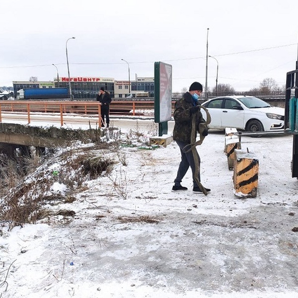 В Перми на парковке, откуда машина упала в реку, установили бетонные  барьеры - KP.RU