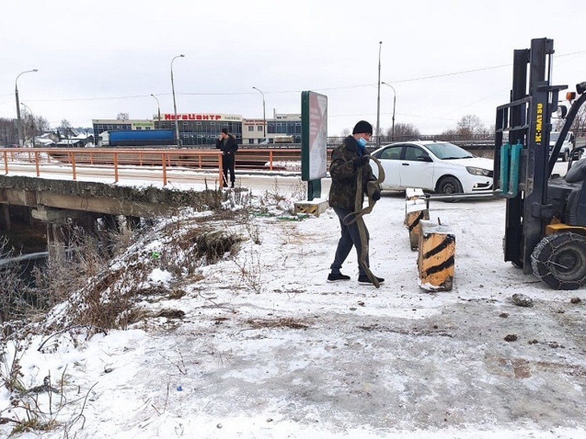 В Перми на парковке, откуда машина упала в реку, установили бетонные  барьеры - KP.RU