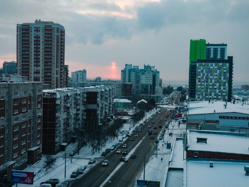 Заходящее солнце было похоже на красный столб света, пробивающийся сквозь облака.
