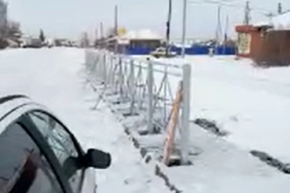 Ограждение идет прямо по пешеходной зоне. Фото: стоп-кадр из видео.