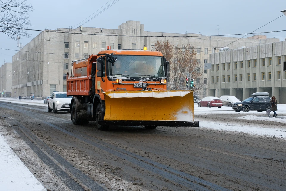 Почти 580 машин убирают улицы Петербурга от снега и грязи.