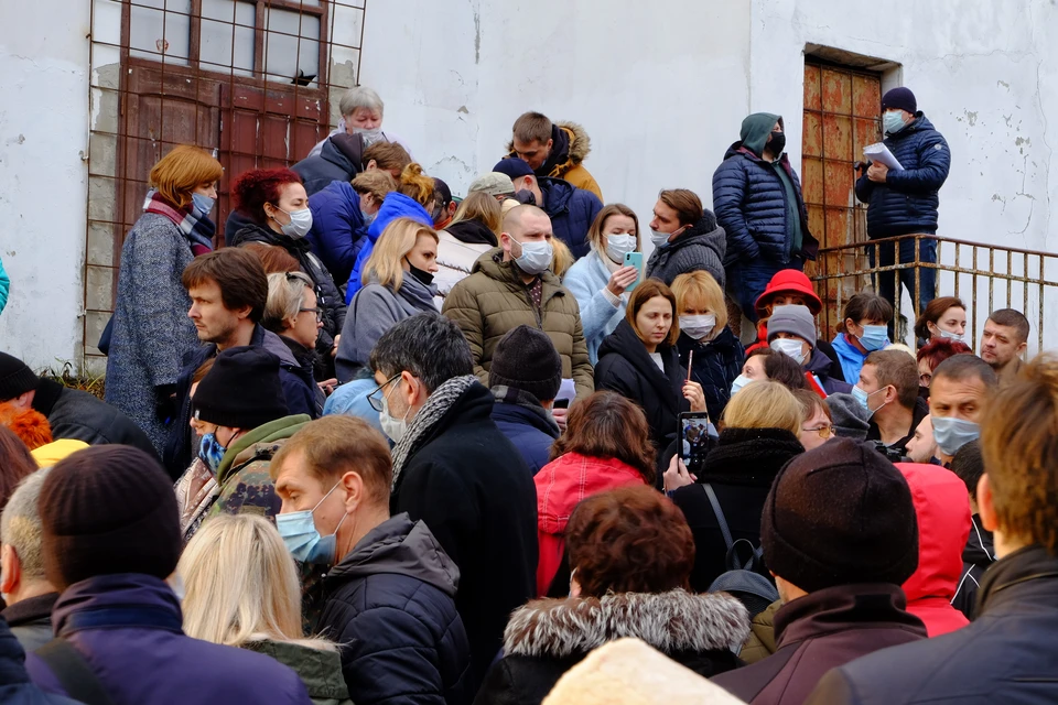Во вторник на общественные слушания пришли около 200 жителей Холмогоровки.