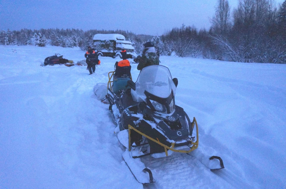 На поиски туристов на трех снегоходах выехали шесть человек Фото: МЧС по Свердловской области