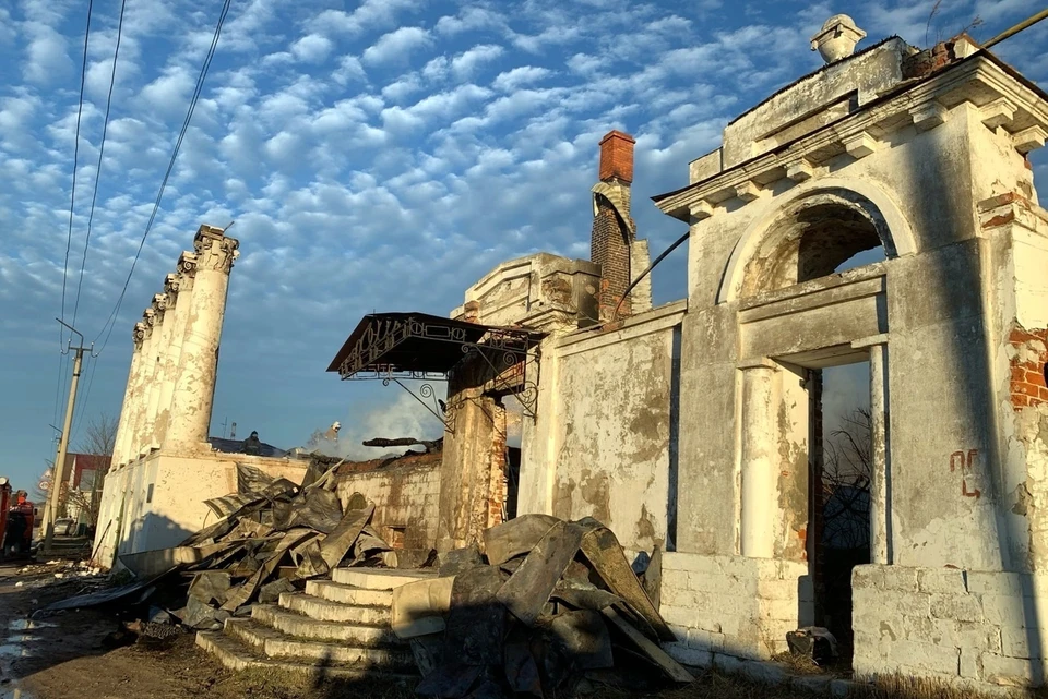 Все деревянные части здания сгорели. Фото из сообщества "Типичный Касимов".