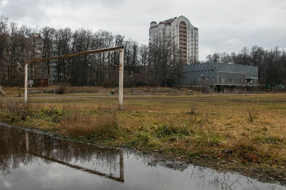 Некоторые заброшенные места находятся едва ли не в центре города. Как этот стадион «Промсвязь»