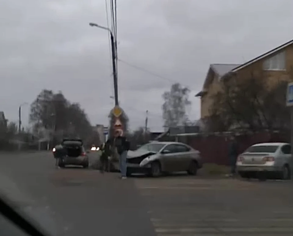 Момент аварии попал на видео. Фото: скрин с видео паблика «Подслушано у водителей.Тверь»