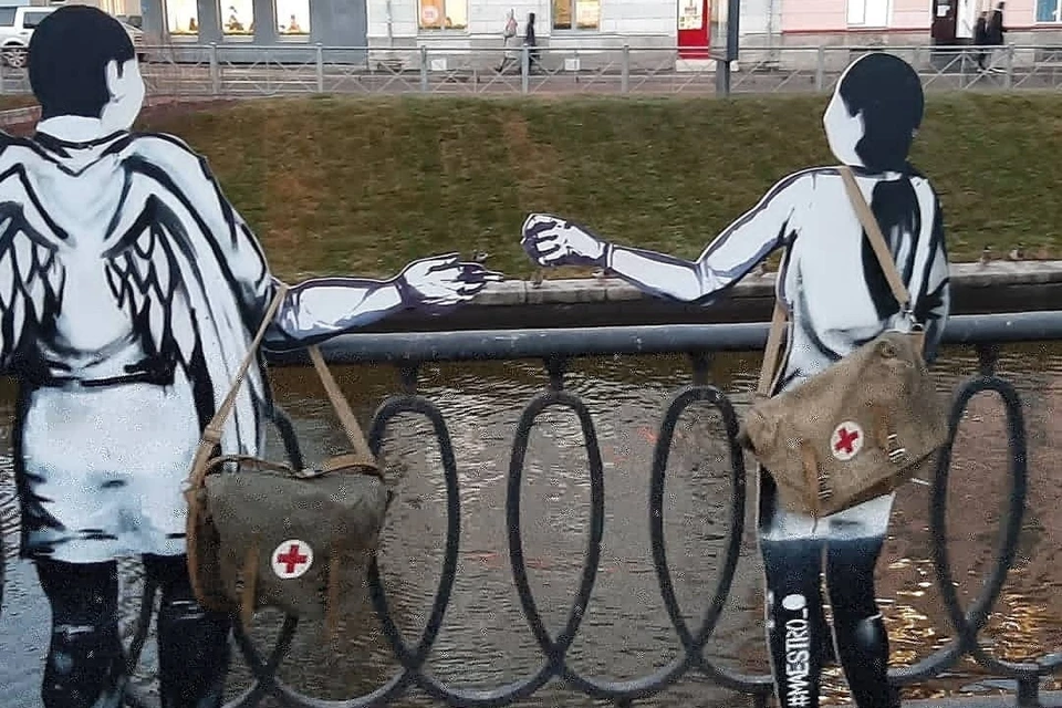 Две фигуры ангелов появились на месте будущего памятника погибшим медикам. Фото: vk.com/visboris