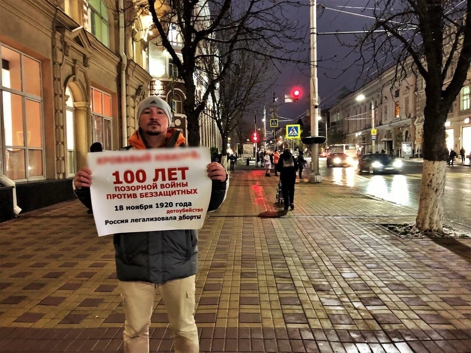 Люди с плакатами стояли на оживленных улицах города. Фото: соц. сети