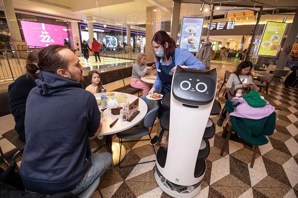 В московских кафе стали появляться роботы-официанты.