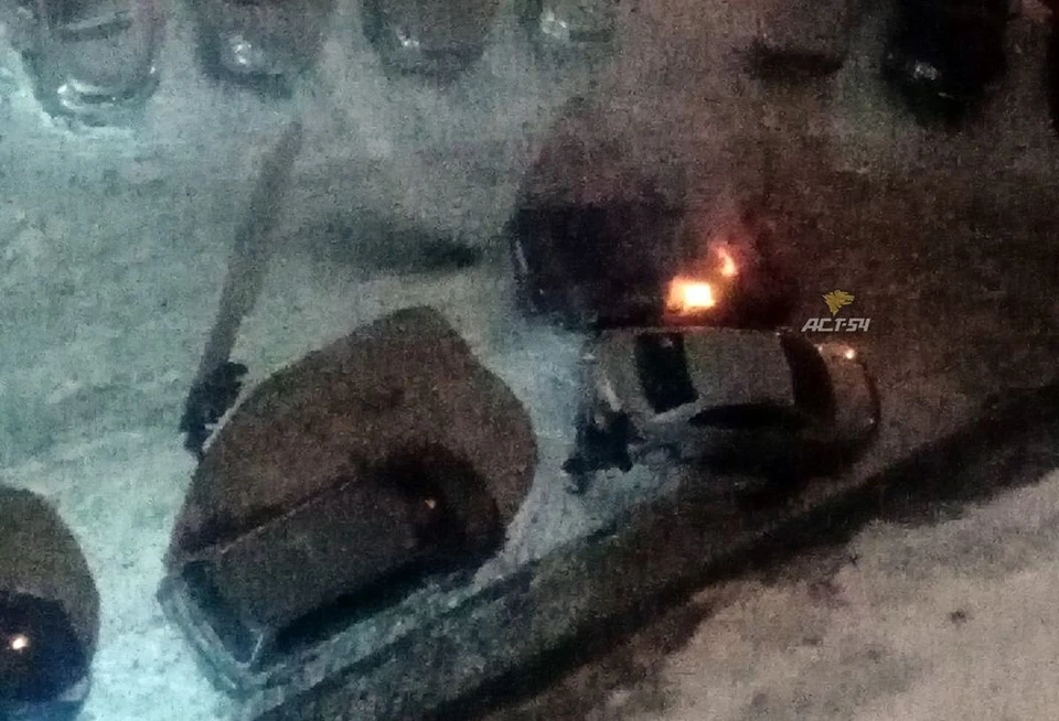 У дома №14 на улице Лазурная загорелся автомобиль. Фото: «АСТ-54»