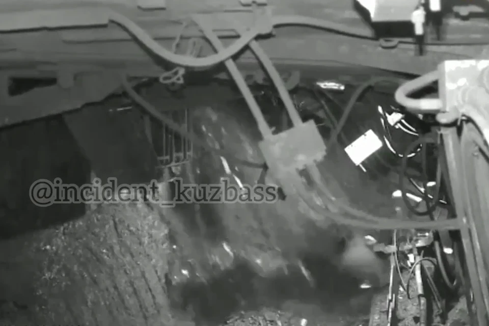 Появилось видео смертельного обрушения породы на шахте в Кузбассе. Фото: кадр видео из телеграм-канала "Инцидент Кузбасс"
