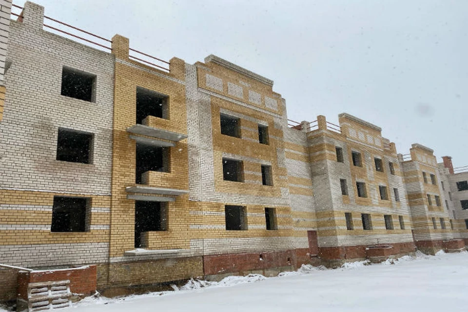 В деревне Мостец Ярославского района возобновилось строительство проблемного дома
