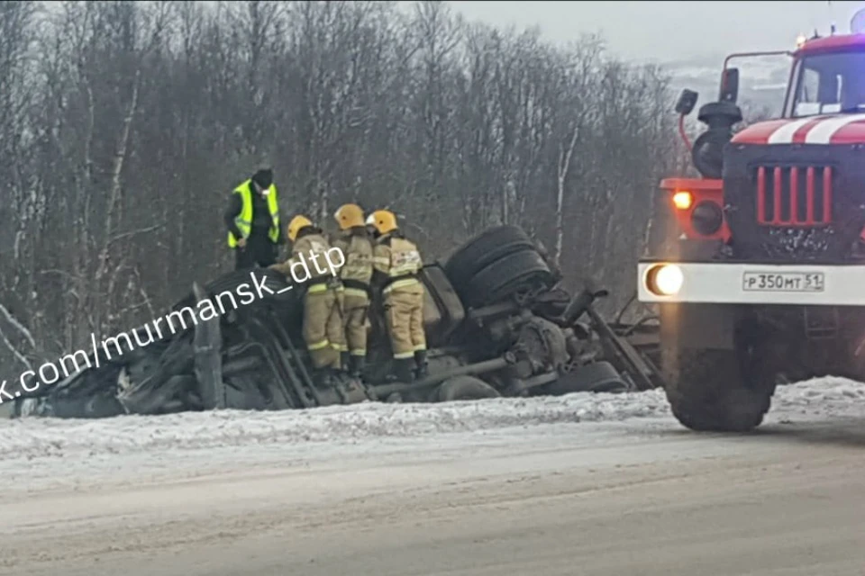 По факту аварии проводится проверка. Фото: "Мурманск ДТП ЧП"