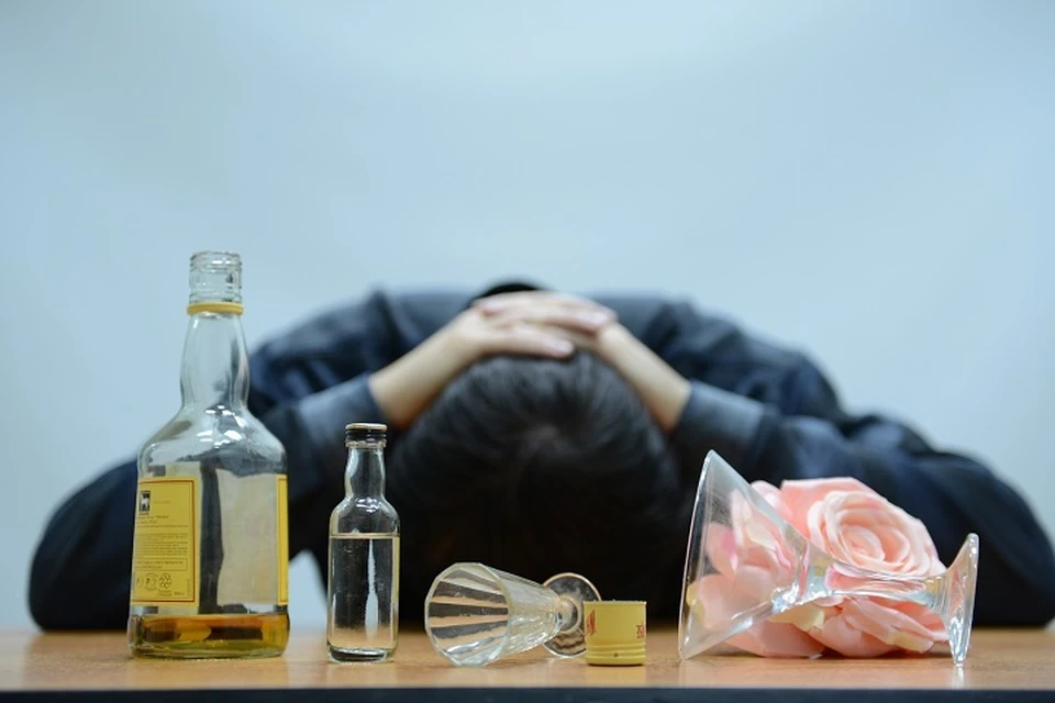 По мнению специалистов Роспотребнадзора, алкоголь способен только усугубить болезнь.
