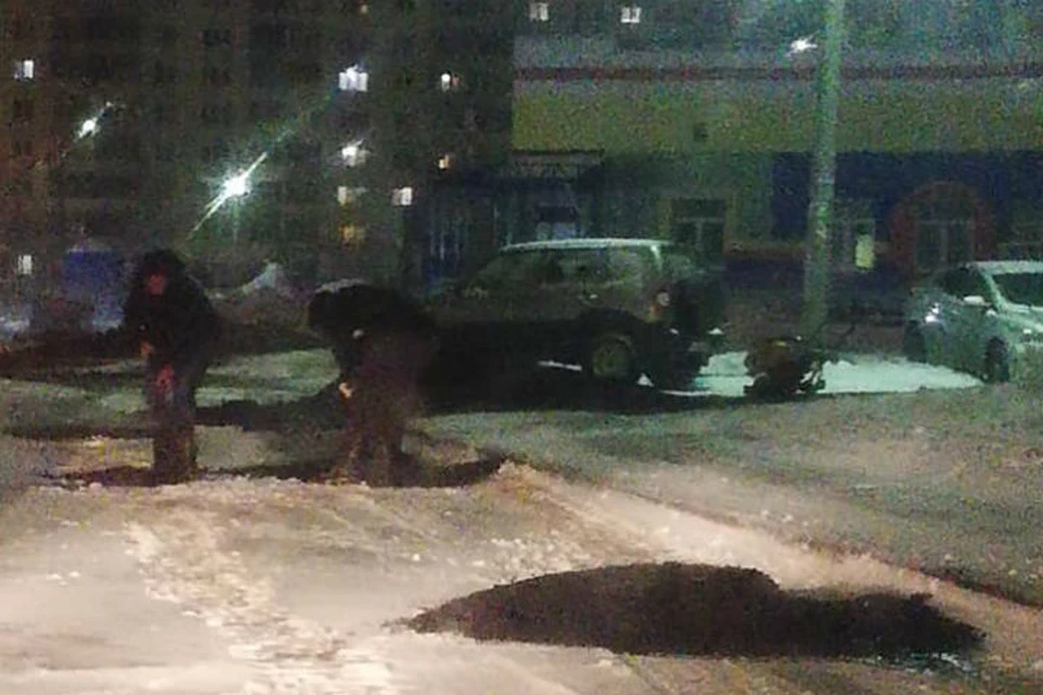 На улице Панина укладывают асфальт в снег. ФОТО: Андрей Каширин