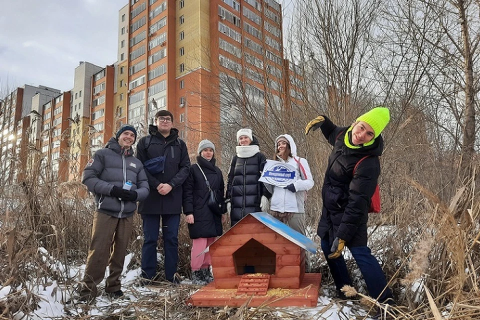 Активисты и утиный домик. Фото: Молодёжный клуб "Тюмень РГО"